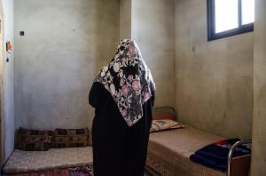 Een vrouw in Libanon in haar huis, waar zo’n negen vluchtelingen in de woonkamer slapen. Foto door ZUMA Press Inc. / Alamy Stock Photo