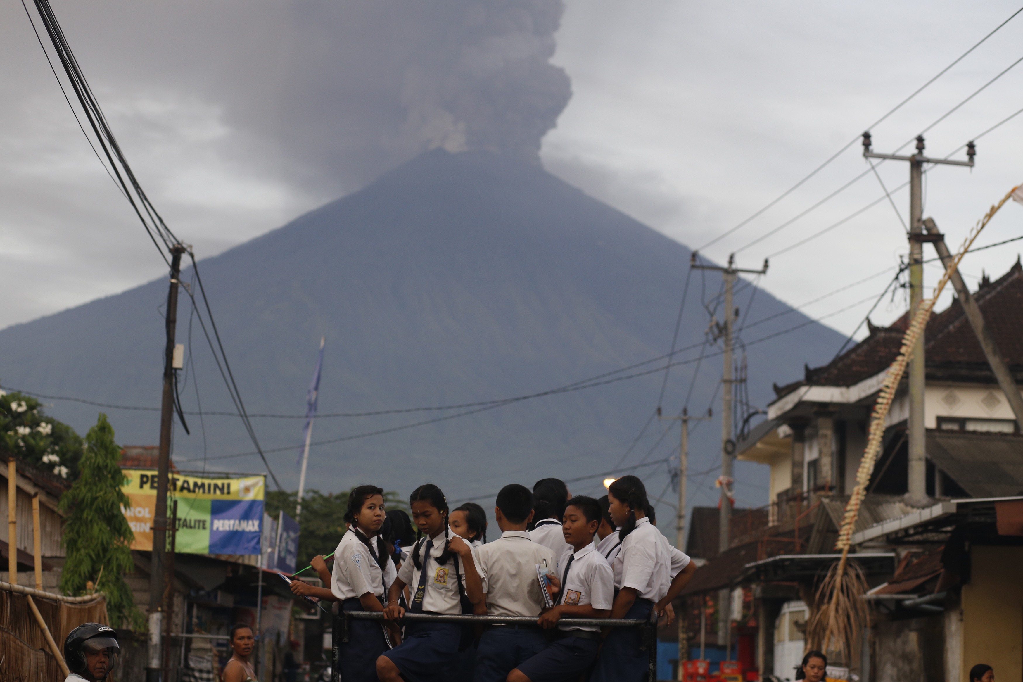 Harap Harap Cemas Menanti Erupsi Besar Gunung Agung