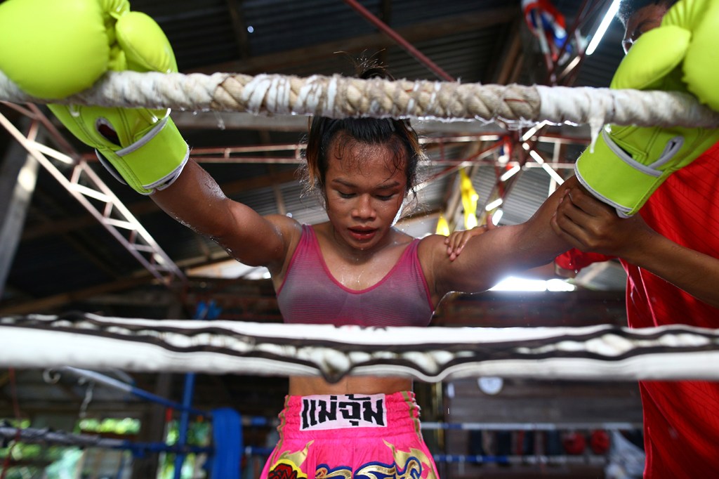 Cette femme vient de combattre le champion de France de boxe thaï