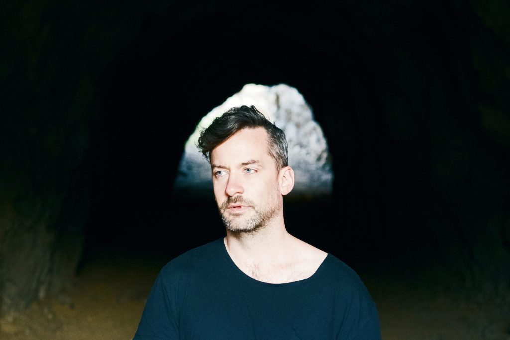 Cinco remixes de Bonobo para convencerte de mandarlo todo al diablo e ir a verlo