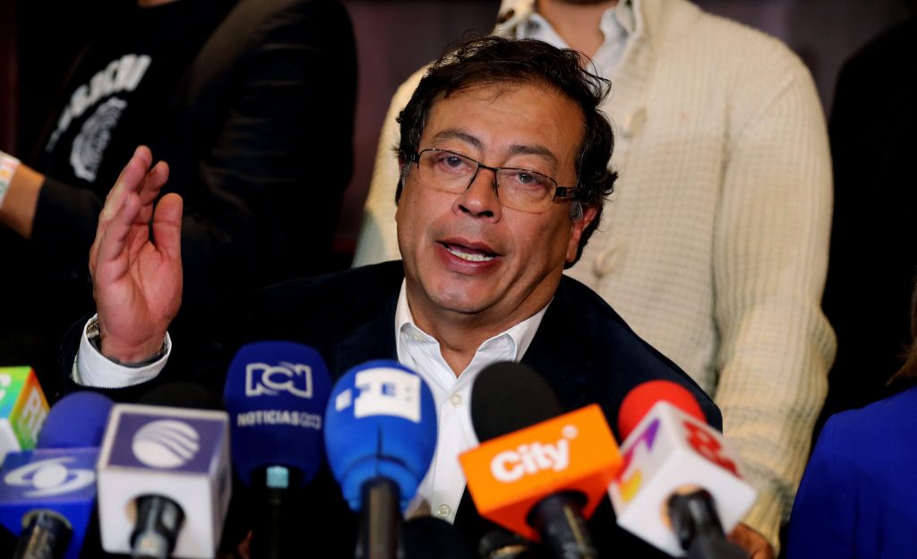 El izquierdista Petro y el derechista Duque van por la presidencia de Colombia