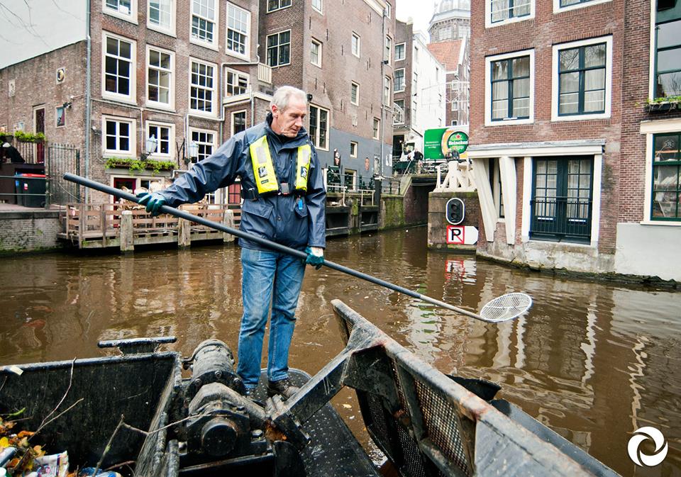 De vreemdste dingen die uit de Amsterdamse grachten worden opgebaggerd