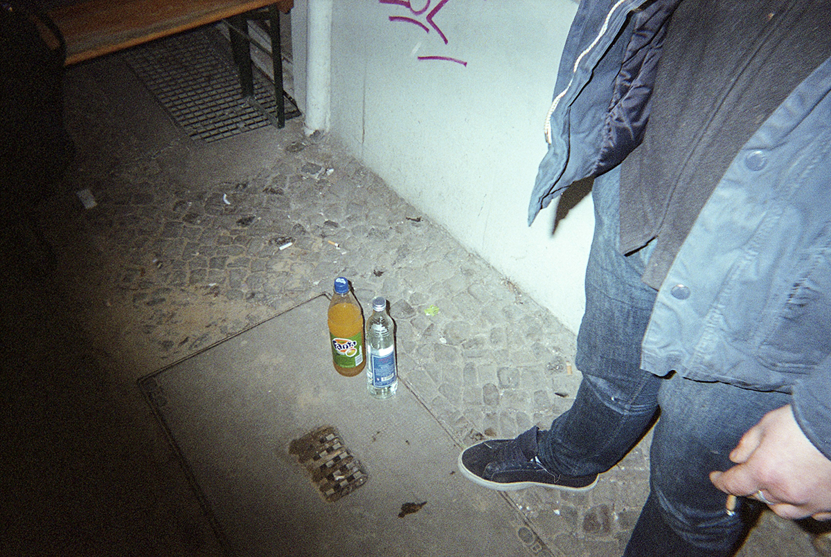 Fanta und Wodka stehen auf einer Straße in Berlin