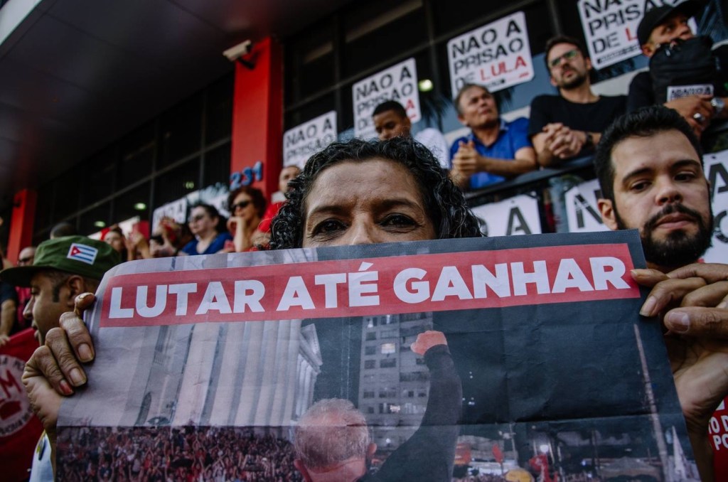 Pagode, churrasco e cerveja durante vigília pró-Lula