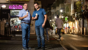 Pelanggan berfoto depan Kedai Es Krim Rukab yang legendaris di Ramallah.