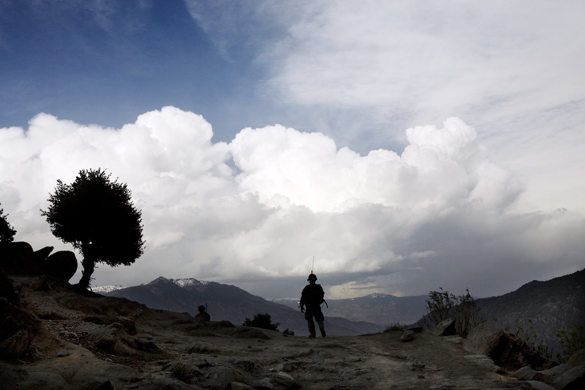 Ein Soldat auf Patrouille im Korengal Tal in Afghanistan