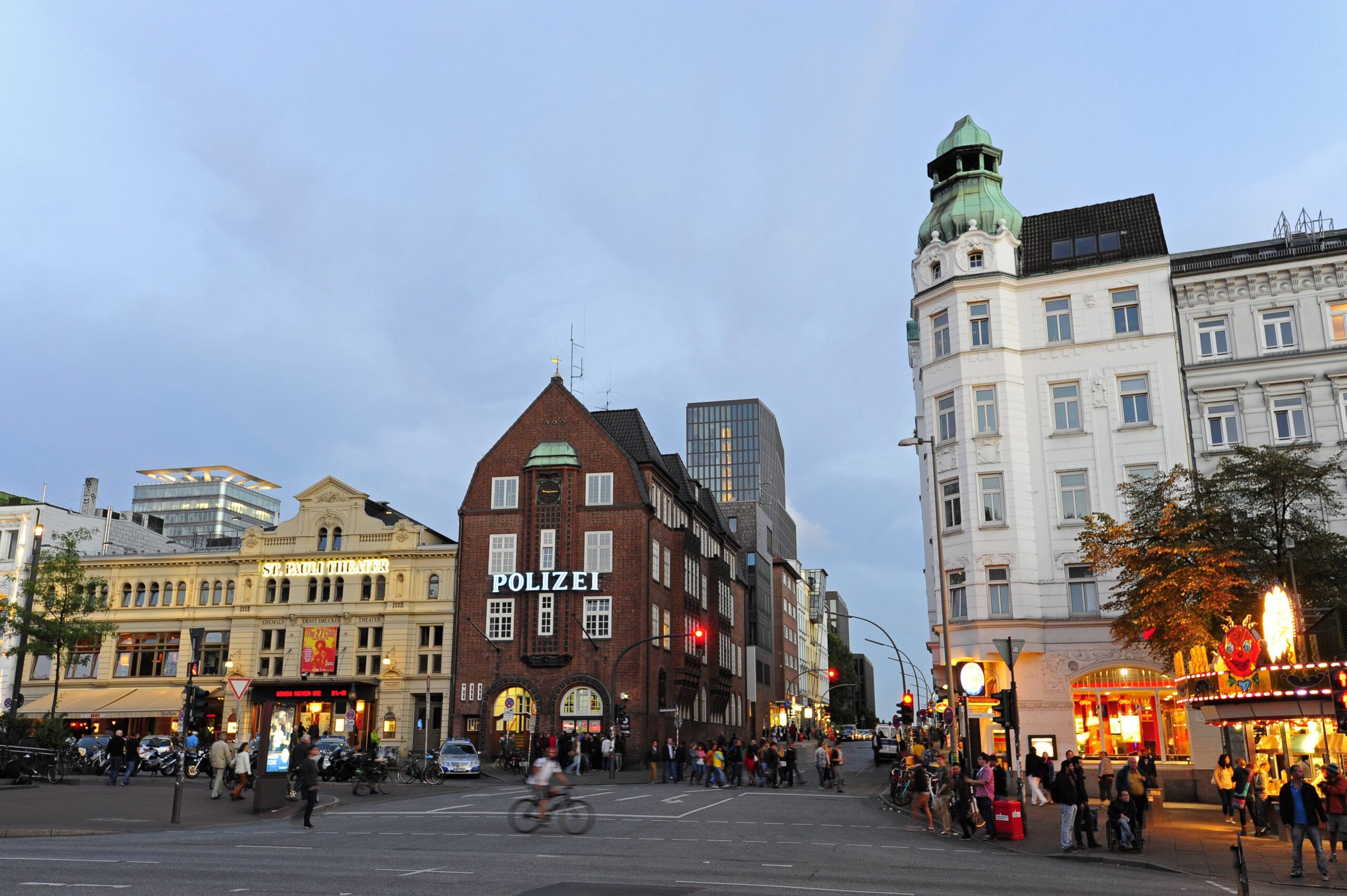 Die Davidwache steht in einem Backsteinhaus an der Reeperbahn mitten auf St. Pauli