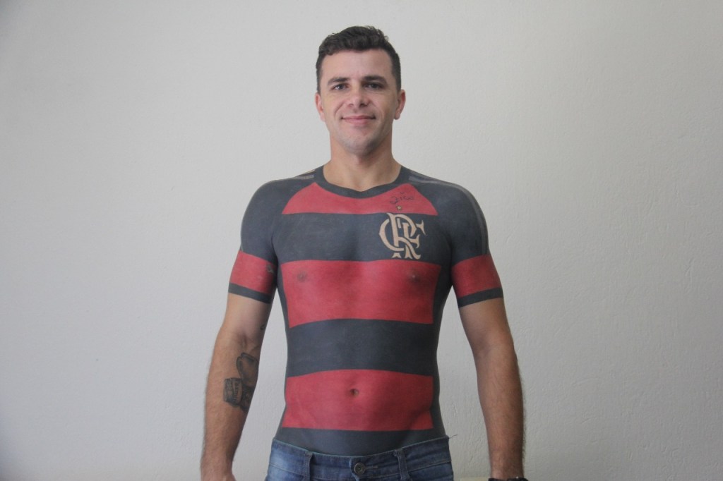 Este cara tatuou uma camisa do Flamengo no corpo