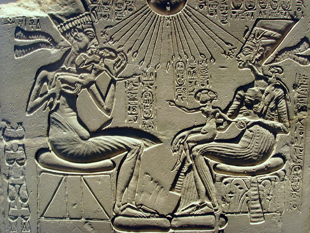 1525097695616-1024px-Akhenaten_Nefertiti_and_their_children