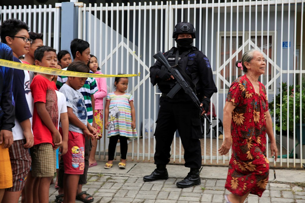 Menyambangi Rumah Keluarga Bomber Surabaya Sebelum Serangan Bom Gereja Terjadi