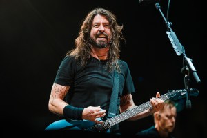 Dave memainkan gitar