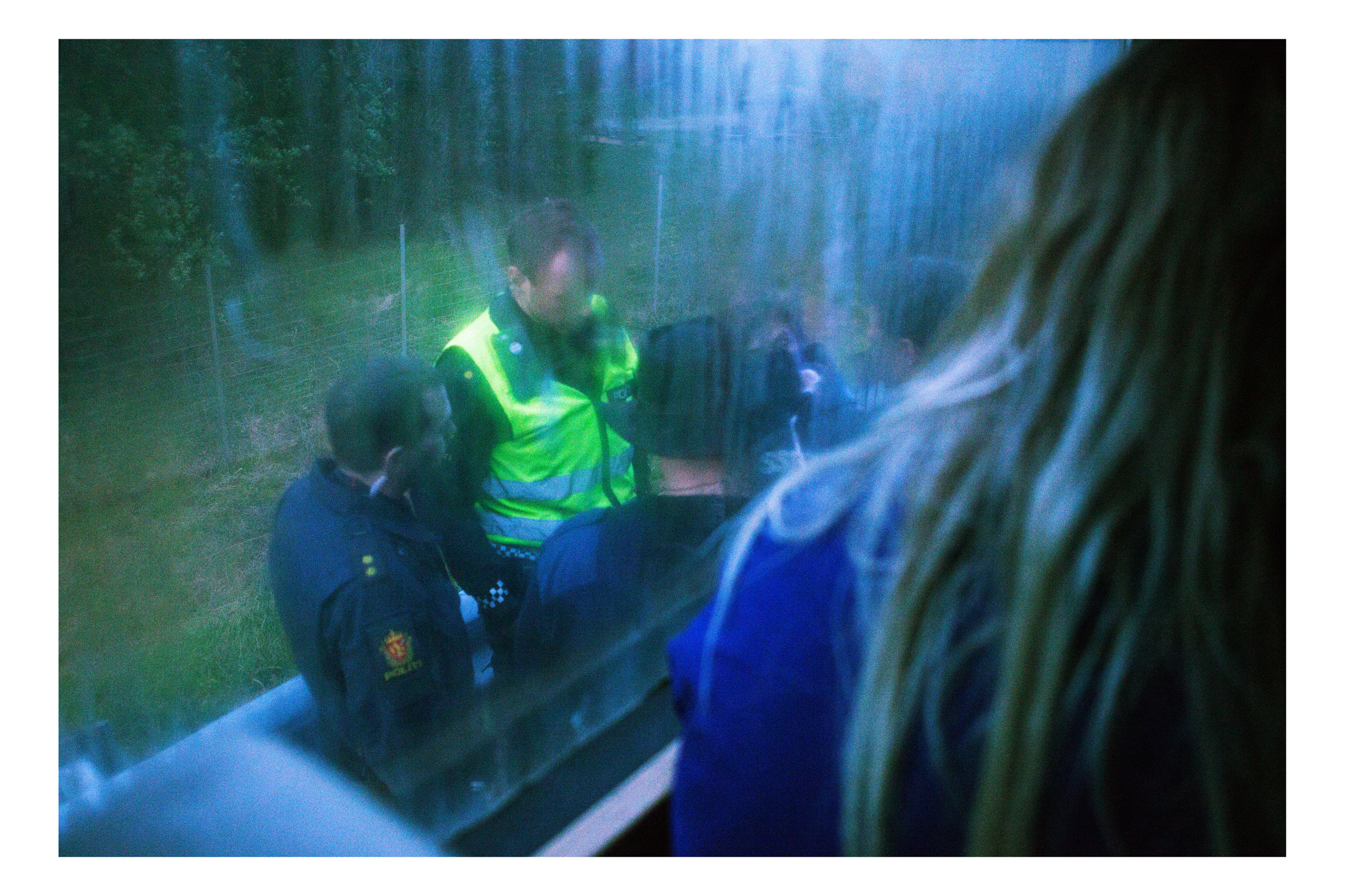 Ein Polizist kontrolliert den Bus auf Drogen