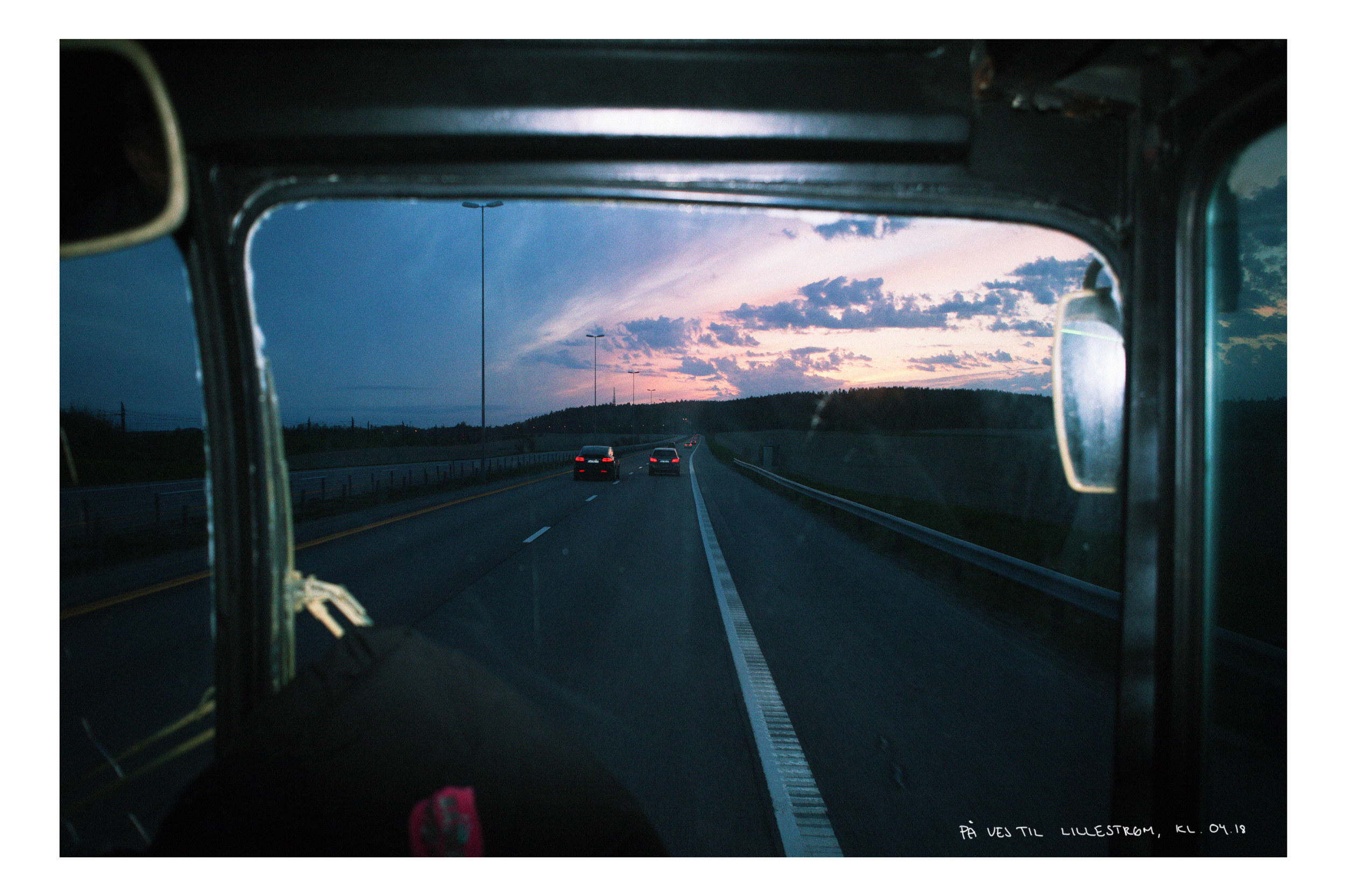 Der Bus rollt die Autobahn entlang, die Sonne geht auf