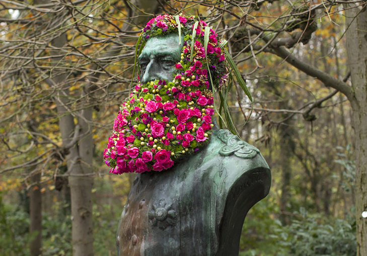 Le mec qui foutait des barbes en fleurs aux statues à Bruxelles