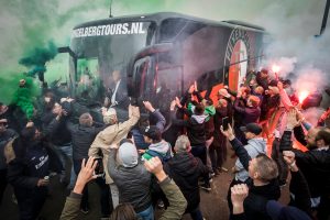 Feyenoorders onthalen de spelersbus