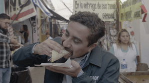 Francisco comiendo tacos.