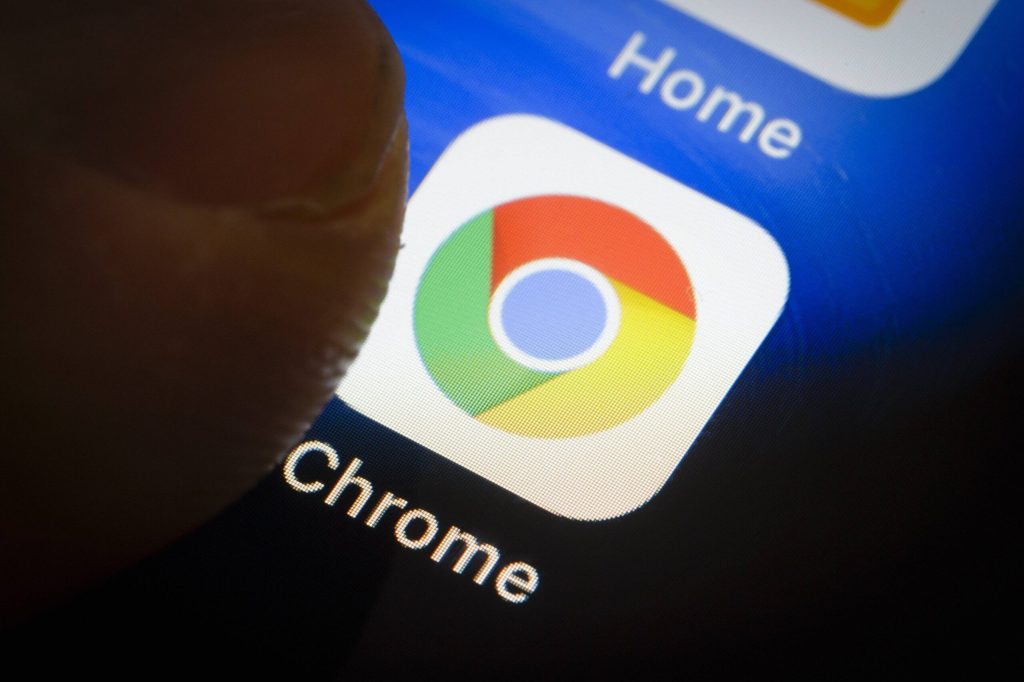 Das Chrome-Logo auf einem Smartphone; viele Einstellungen des Browsers will man mitunter ändern