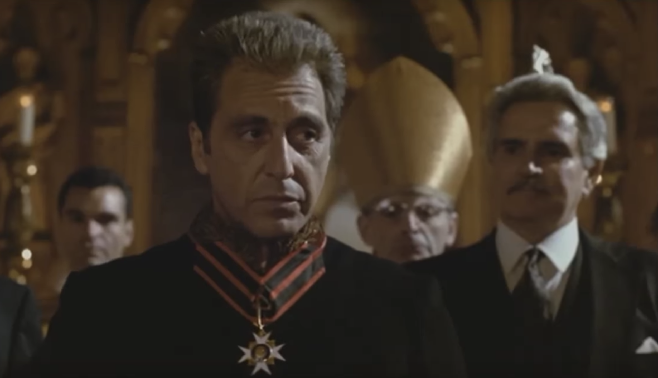 Michael Corleone recibe una cruz de los Caballeros de Malta del Papa en 'El Padrino III' / Captura de pantalla de YouTube: JMC RSA