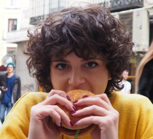 mujer comiendo en público