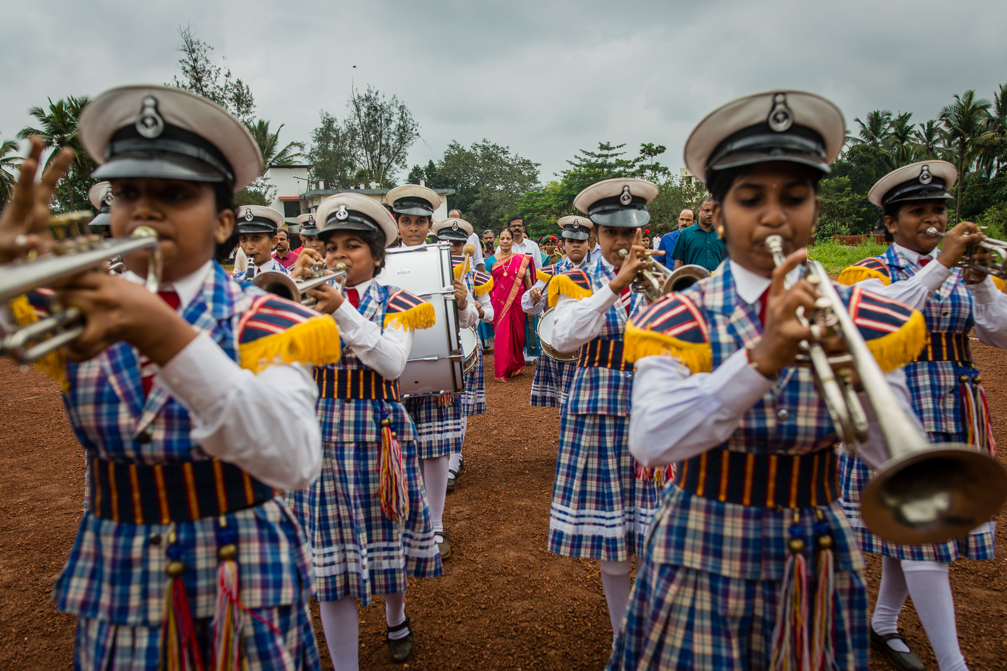 Vor ihrer Rede an einer Schule wird Meenakshi Raghavan von einer Parade begrüßt.