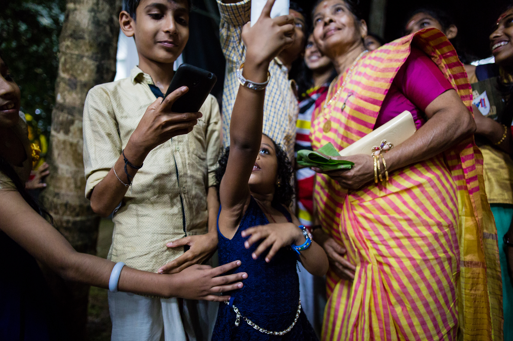 Meenakshi Raghavan posiert für ein Foto mit Fans.