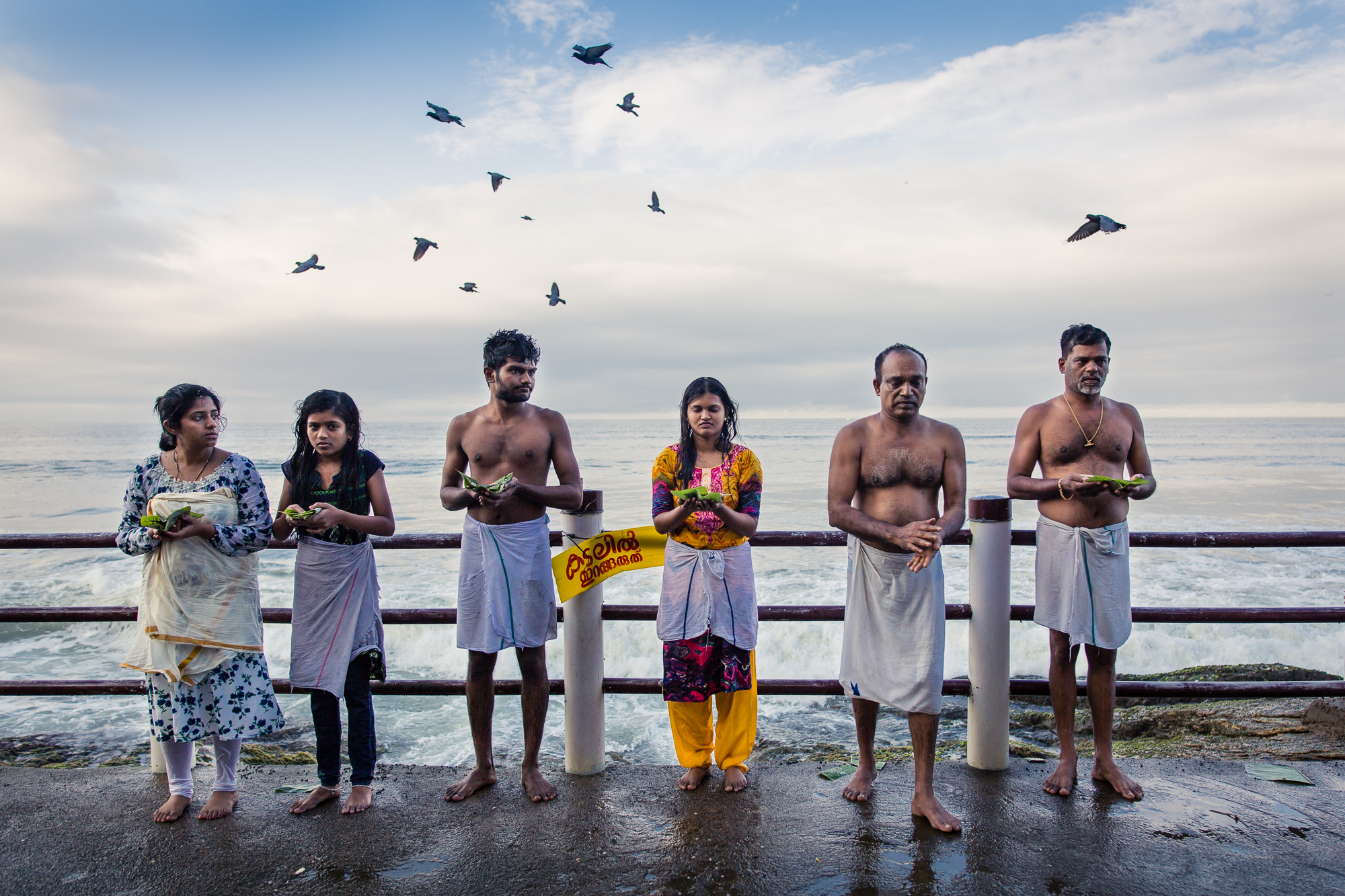 Meenakshi Raghavans Enkelkinder ehren ihren verstorbenen Mann Raghavan mit einem traditionellen Ritual.