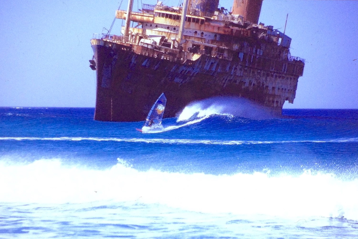 Ein Windsurfer vor dem Wrack der S.S. America