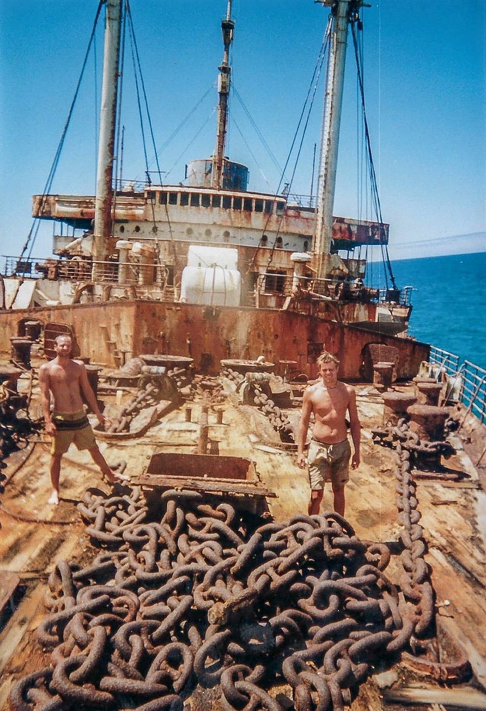 Zwei junge Männer auf dem Deck der aufgelaufenen S.S. America