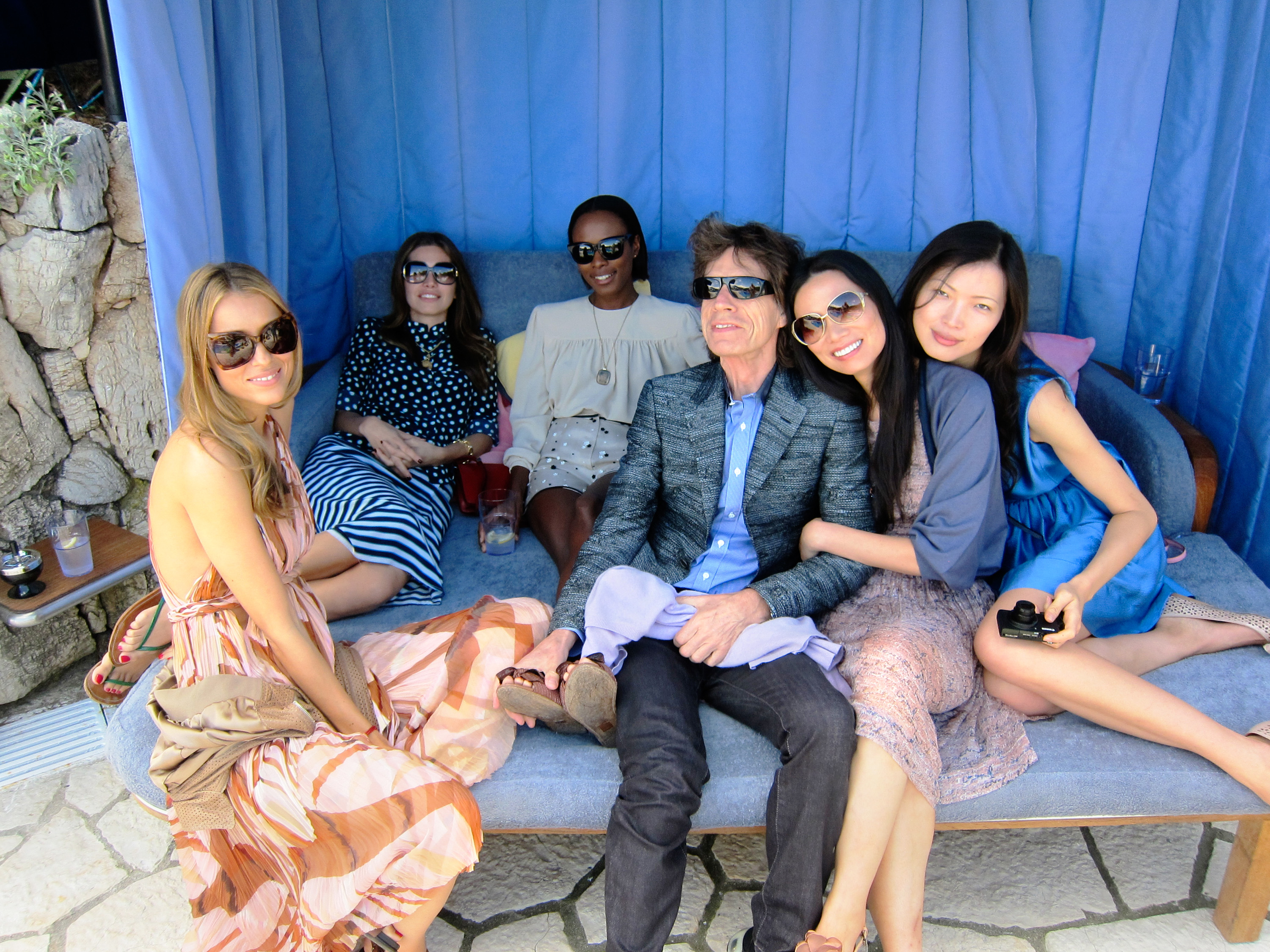 1529524951303-12_Mick-Jagger-and-girls_2011_Villa-Dorane_Antibes_copyright-Jean-Pigozzi_courtesy-IMMAGIS