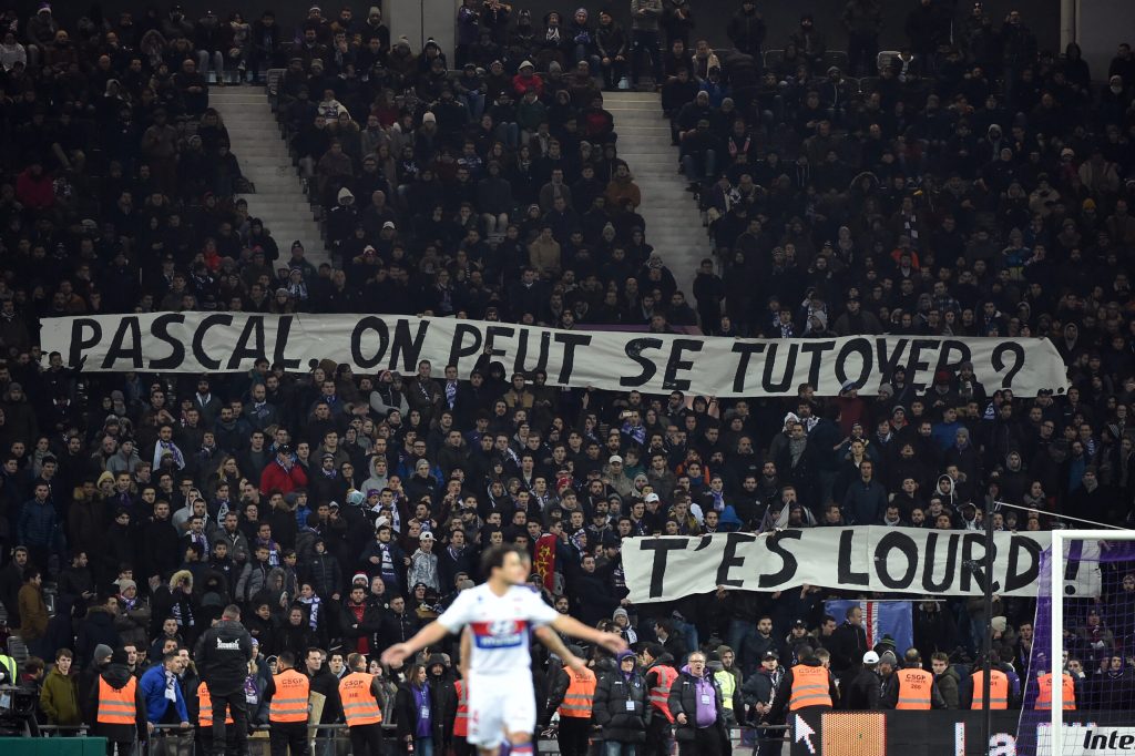 Pourquoi les français sont-ils nuls en chants de supporters ?