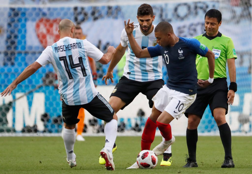 El futbol es una cortina de humo