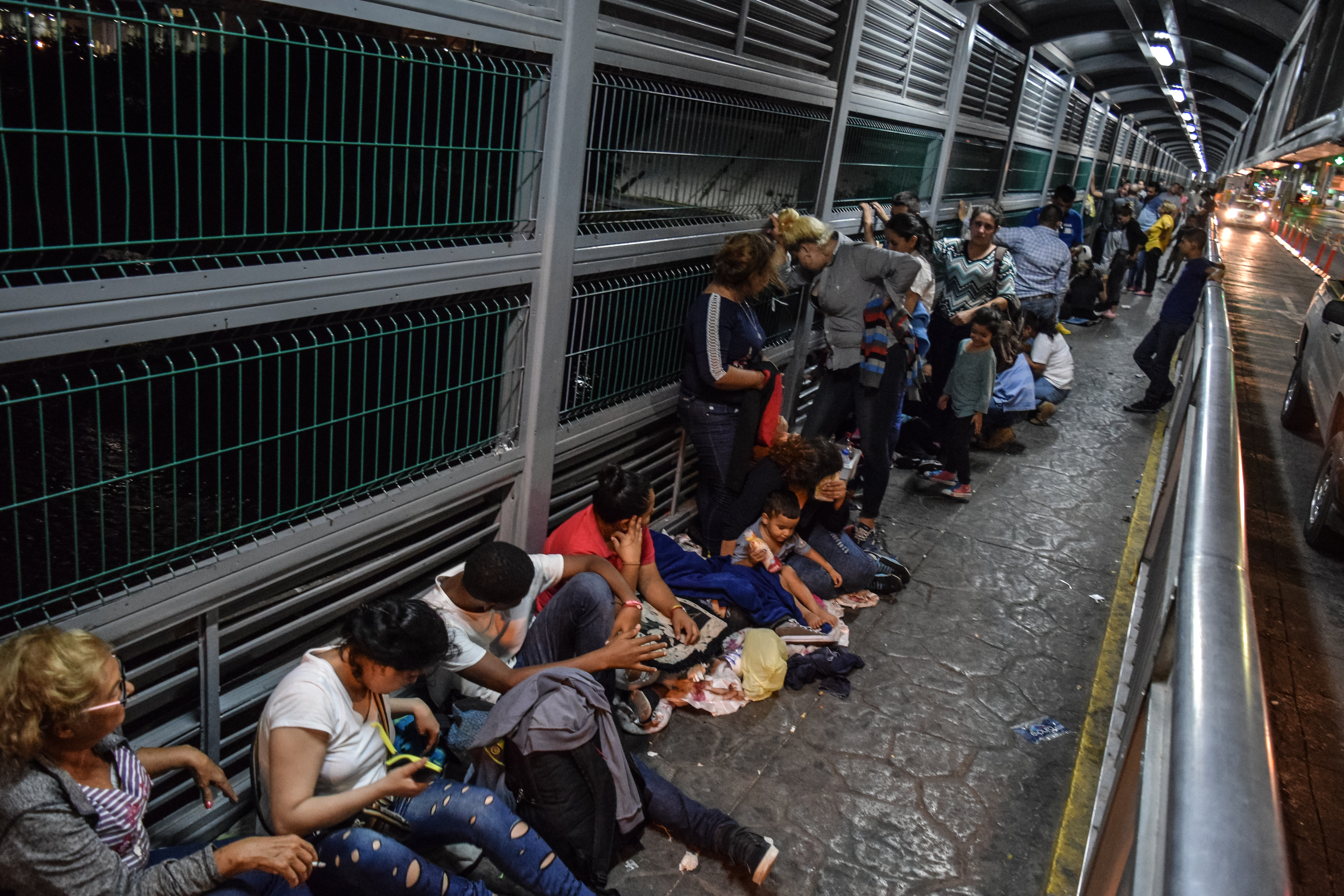 Eine Gruppe Asylsuchender wartet auf der Nuevo Laredo International Bridge.