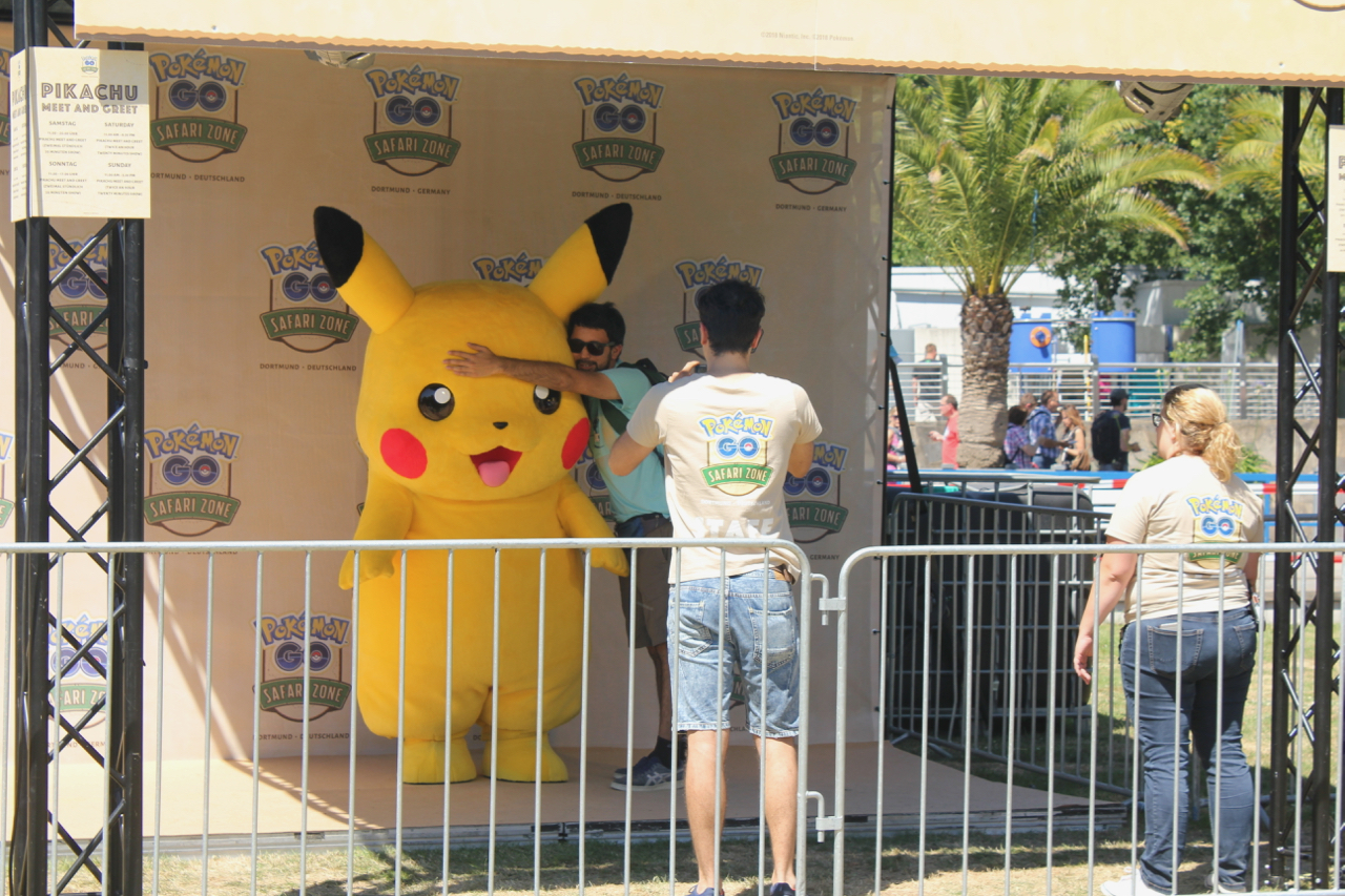 Gamer machen Bilder mit Pikachu.