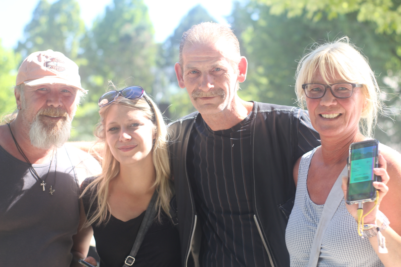 Dirk, Desiree, Detlef und Anke spielen gemeinsam 'Pokémon Go'.