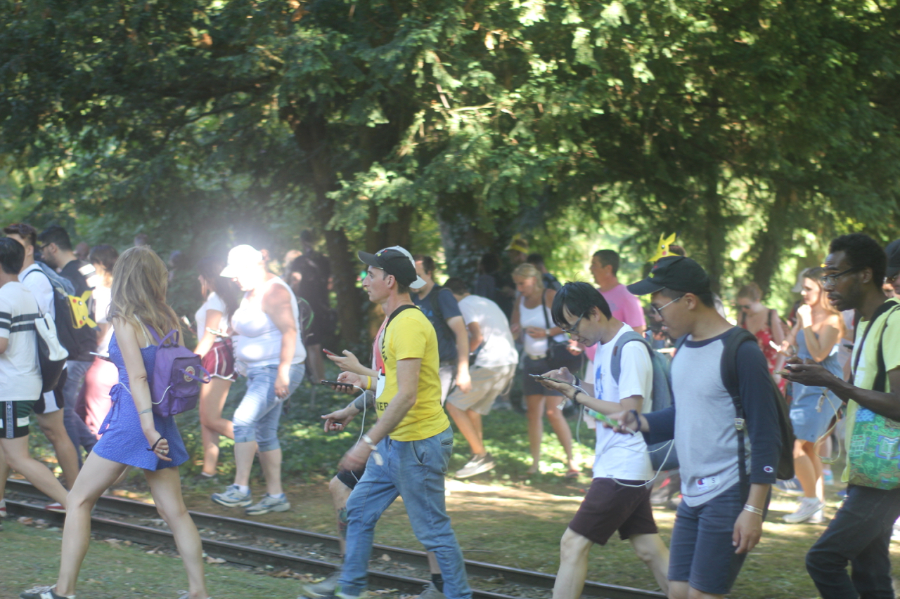 'Pokémon Go'-Gamer laufen durch den Westfalenpark.