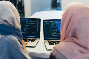 jeunes filles voilées en train de coder