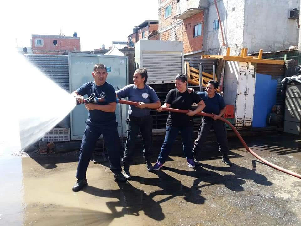 Fuimos al primer cuartel de bomberos en una villa de emergencia