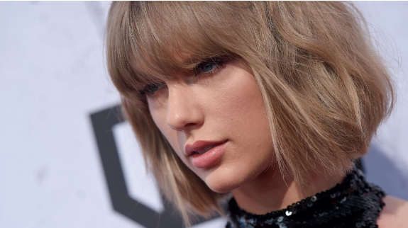 De dj die Taylor Swift aanrandde zegt dat zij zijn leven heeft ‘geruïneerd’