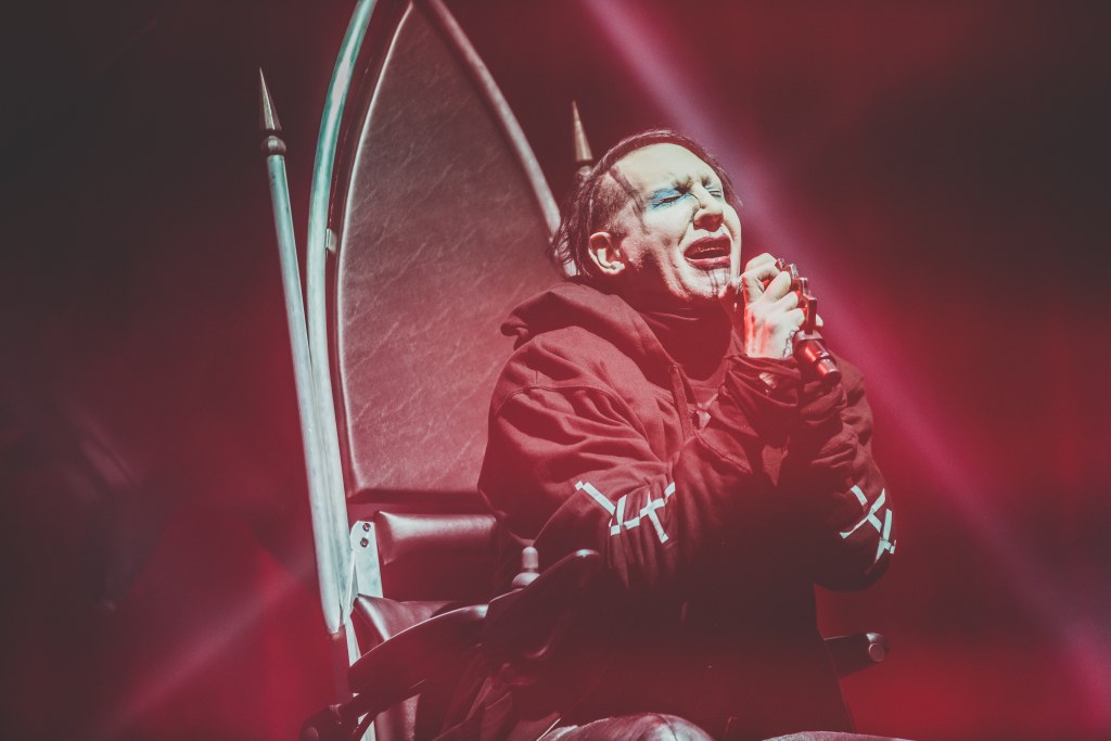 Tak Terima Penggemar Pakai Kaus Avenged Sevenfold, Marilyn Manson Memaksanya Buka Baju di Tengah Konser