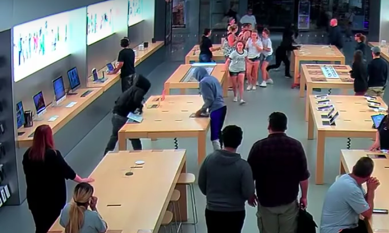 Hier seht ihr, wie Diebe MacBooks im Wert von 27.000 Dollar aus einem Apple Store klauen