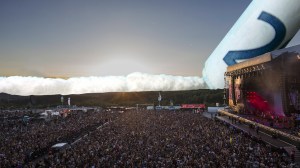 Eine riesige Line Kokain am Himmel hinter einem Musikfestival