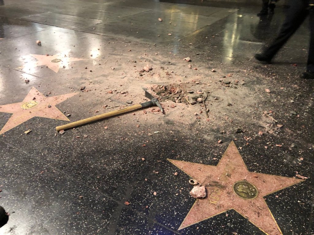 Qualcuno ha distrutto la stella di Trump a Hollywood con un piccone