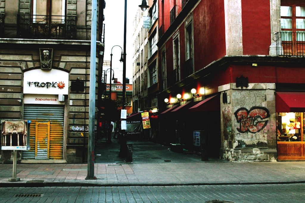 El rave del callejón: Una noche en el Café del Patio