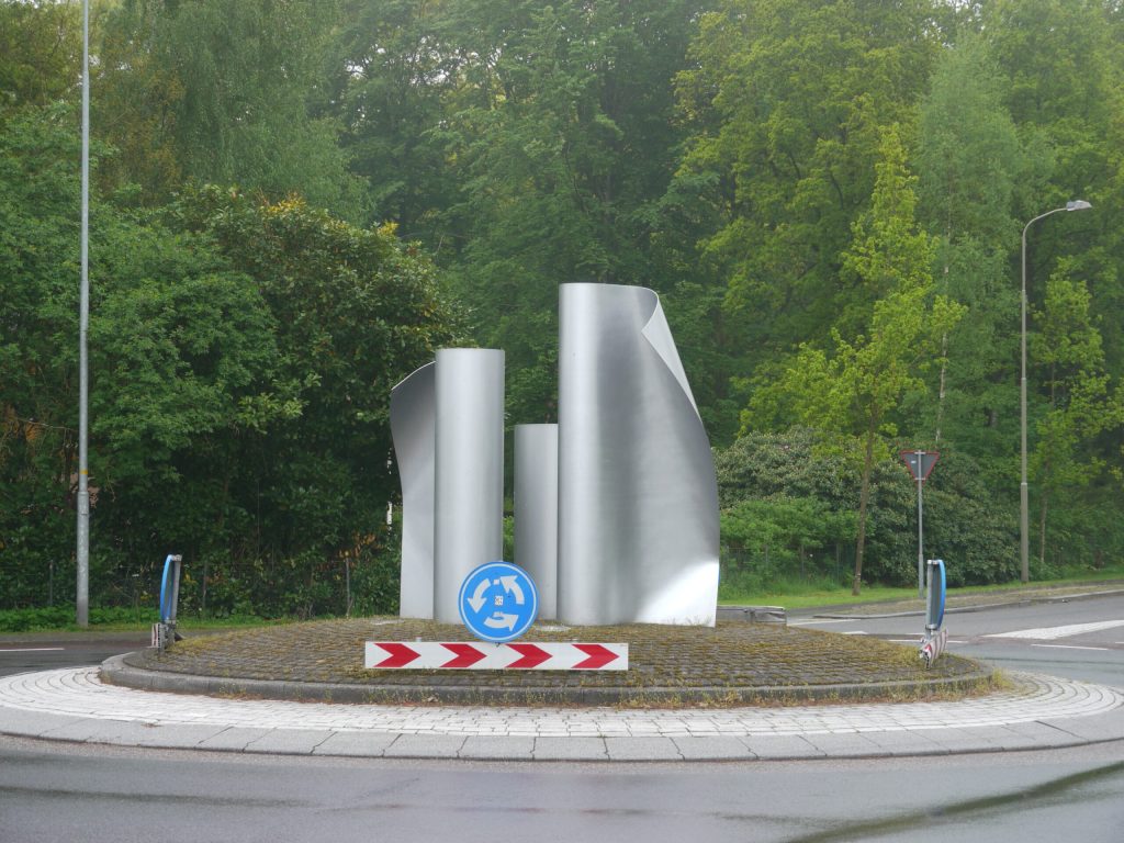 Een rotondekunstwerk op de Loenenseweg in Eerbeek. Foto via Wikimedia Commons / Erik Wannee.