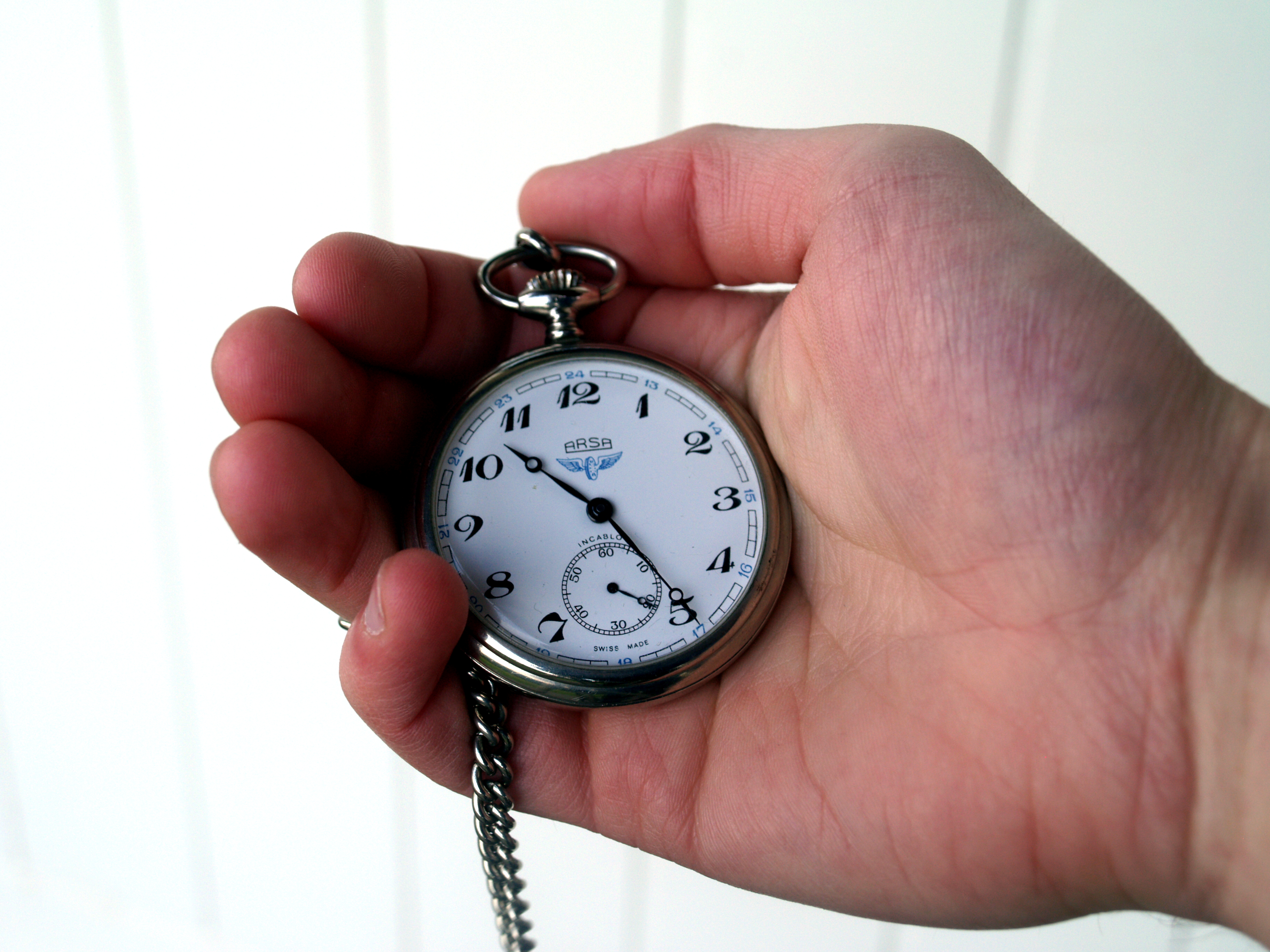 1532627536323-Pocket_watch_in_hand