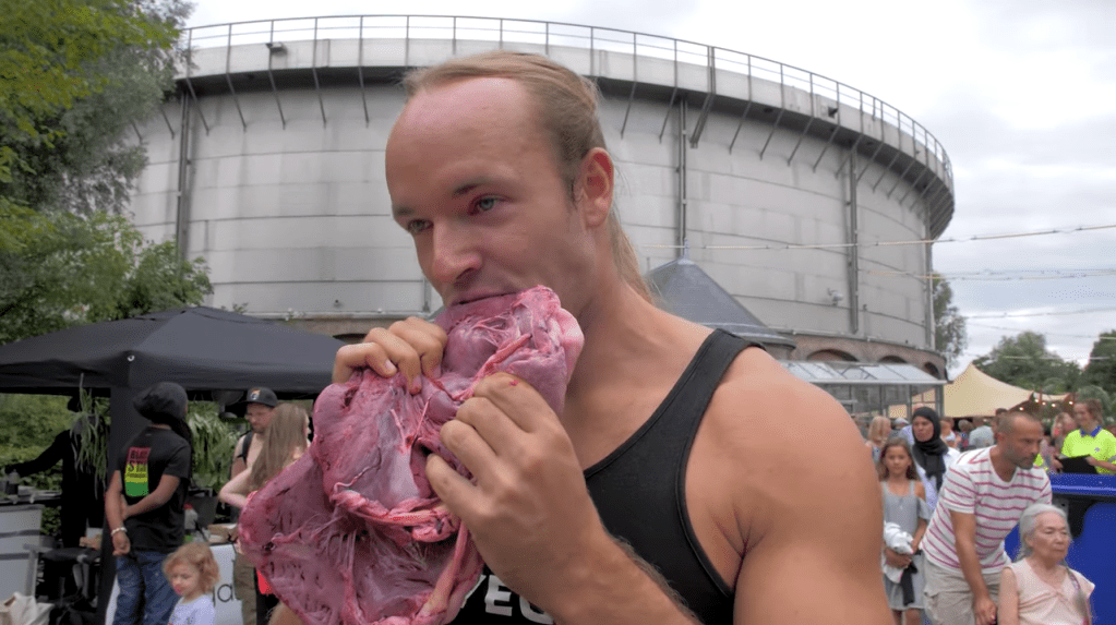 Questo tizio ha divorato un pezzo di carne cruda in sfregio a un festival vegano