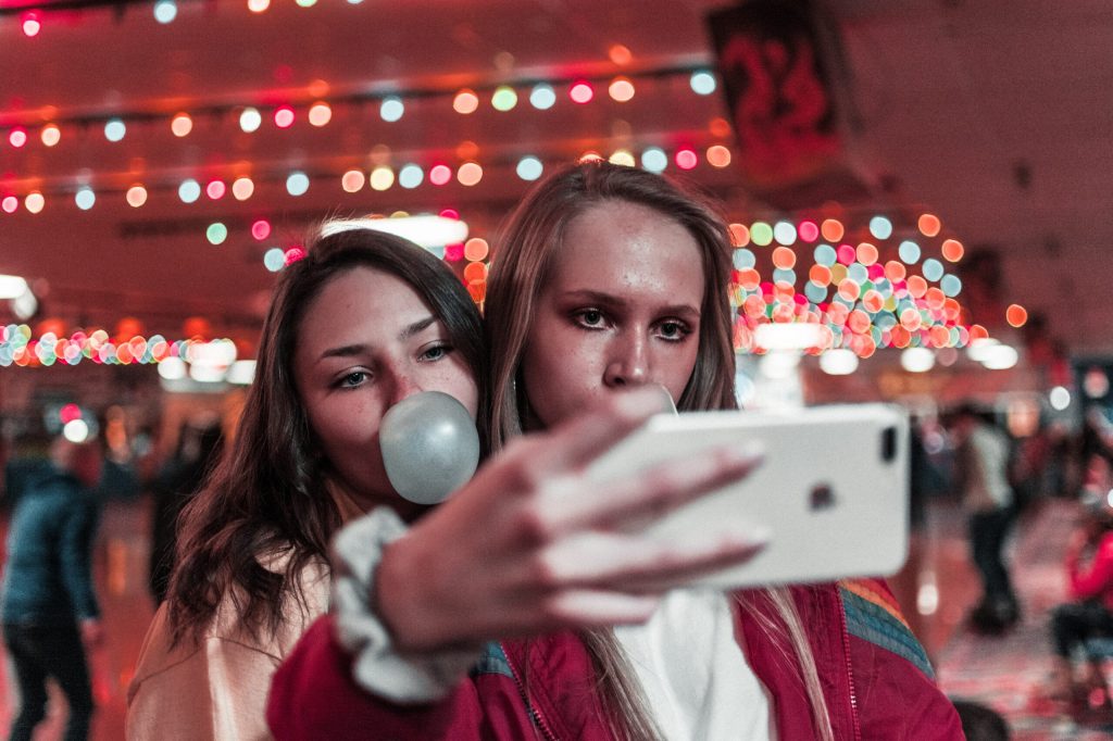 Les filles, publier des selfies sur les réseaux sociaux vous mine le moral, dit la science