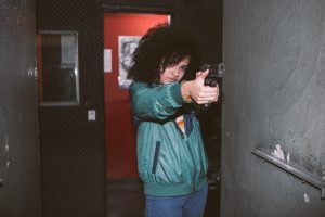 Mulher empunahndo pistola