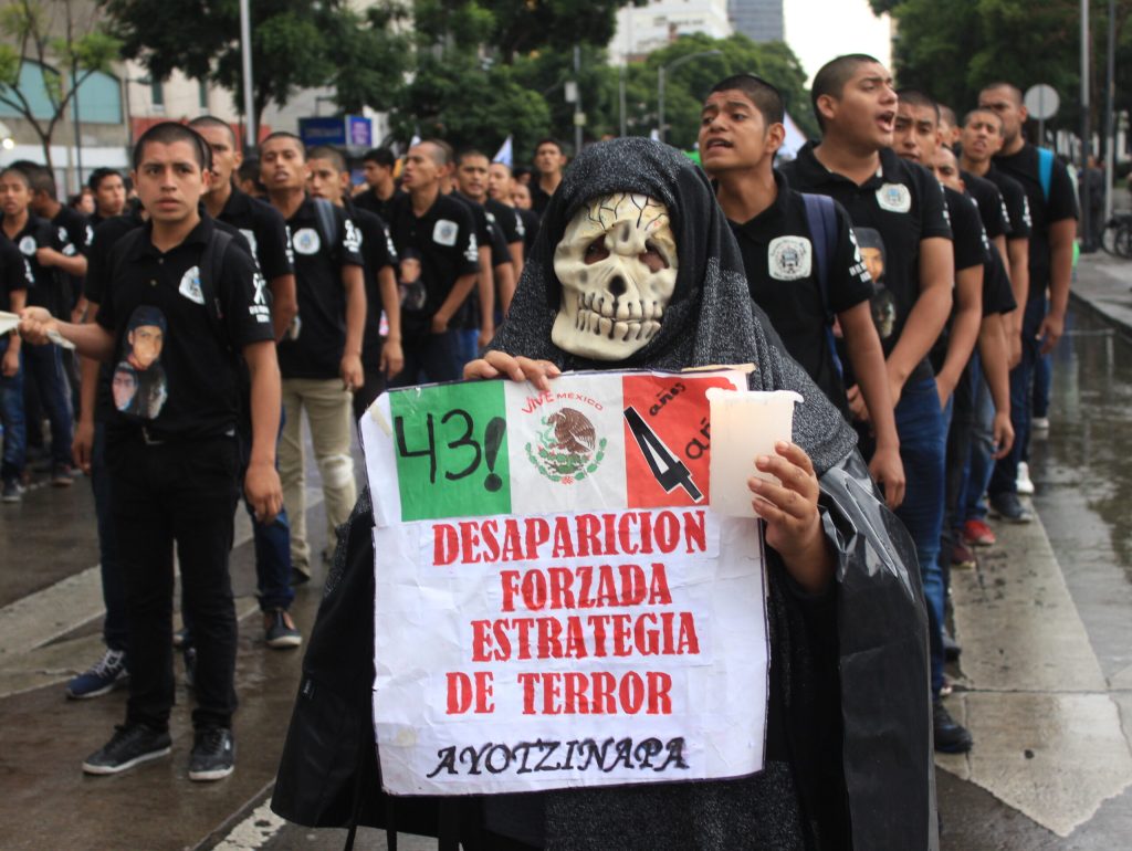 La manifestación por los 43 estudiantes de Ayotzinapa en fotografías