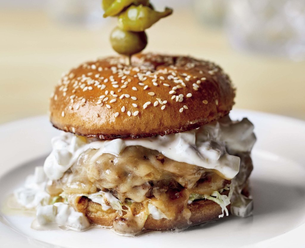 Matty Mathesons ultimativer Burger mit Speck-Zwiebel-Creme